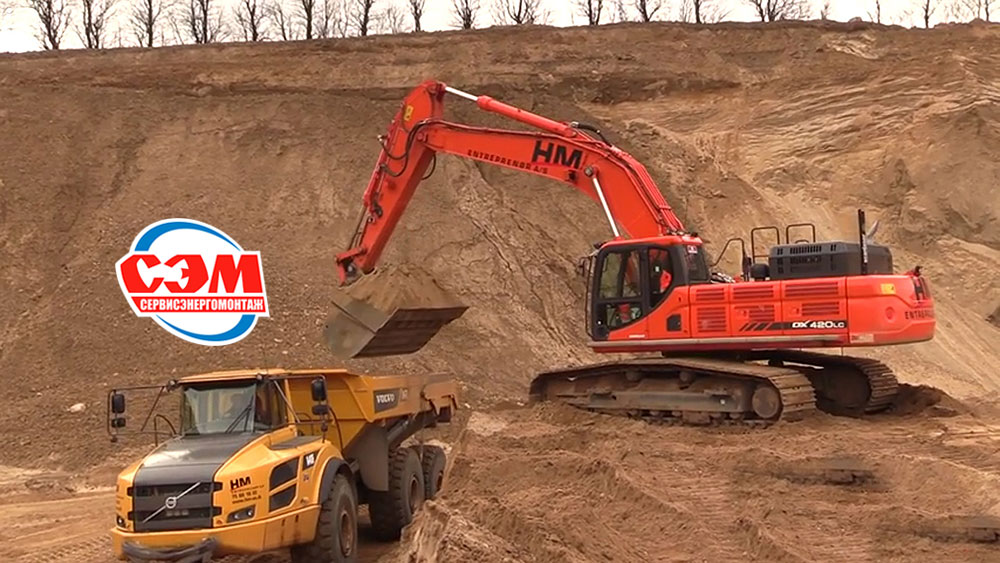 Экскаватор Doosan 420LG разрабатывает грунт в Воркуте